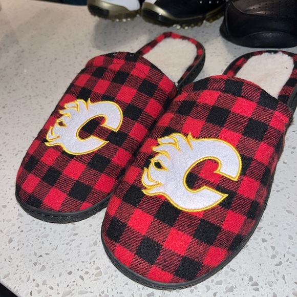 Brand New Calgary Flames Slippers. Large (size 7-12) - Picture 1 of 3